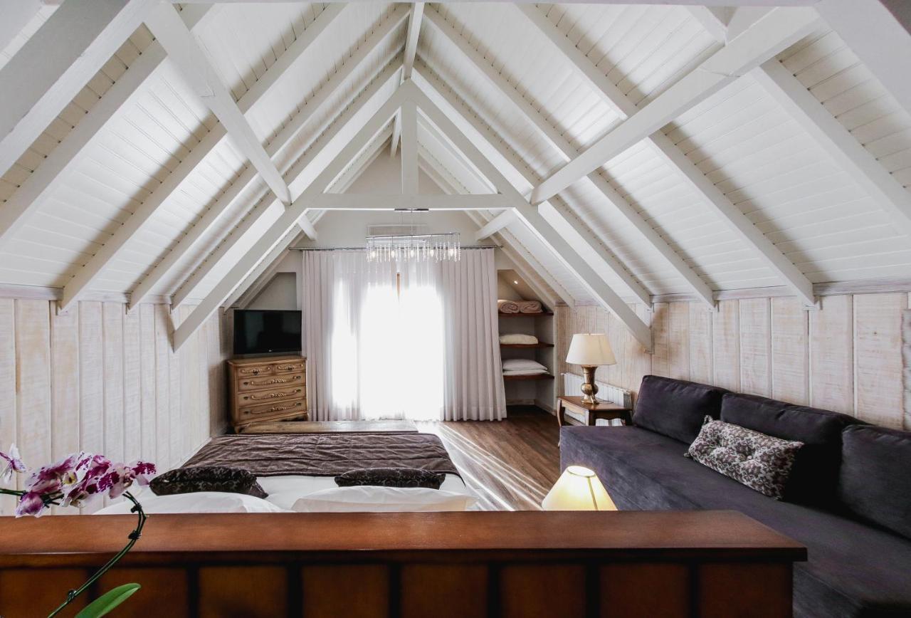 Bavaria Sport Hotel Gramado Ngoại thất bức ảnh A room in the attic of a house